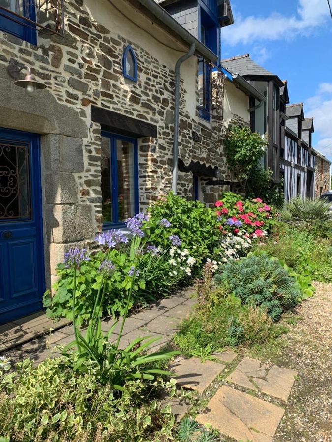 Maison En Pierre Dans Son Nid De Verdure Roz-Landrieux Exteriér fotografie