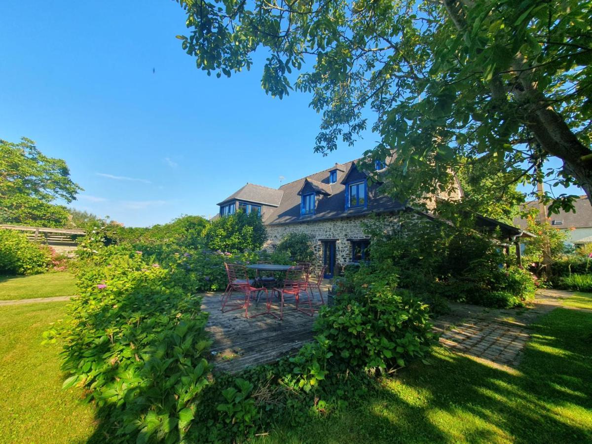 Maison En Pierre Dans Son Nid De Verdure Roz-Landrieux Exteriér fotografie