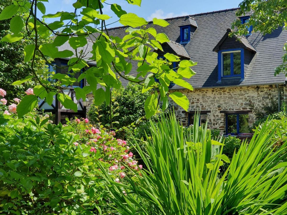 Maison En Pierre Dans Son Nid De Verdure Roz-Landrieux Exteriér fotografie