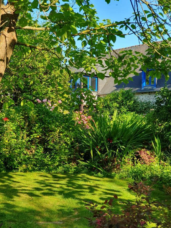Maison En Pierre Dans Son Nid De Verdure Roz-Landrieux Exteriér fotografie